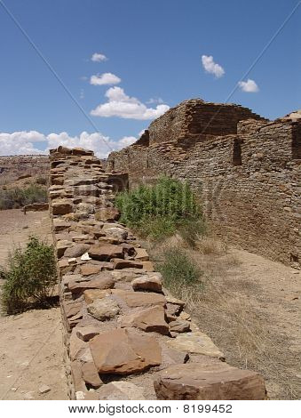 กำแพงหินโบราณที่ Chaco แคนยอน
