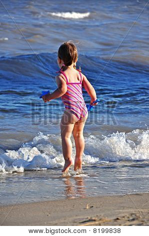 Bonito menina pulando nas ondas