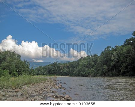 Fluss, der sich aus den Bergen