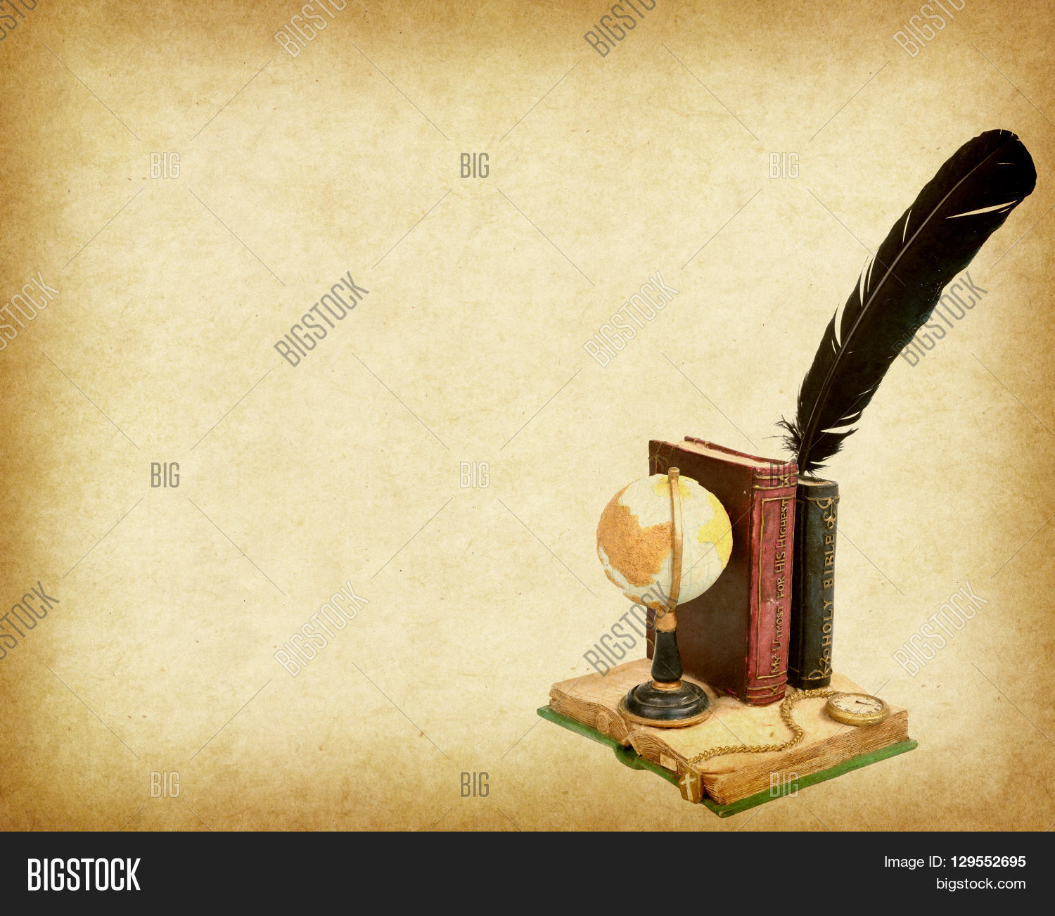 Открытая книга с пером. Рабочий стол писателя. Красивый фон с книгами. Перо для презентации. Рамка с чернилами и пером.