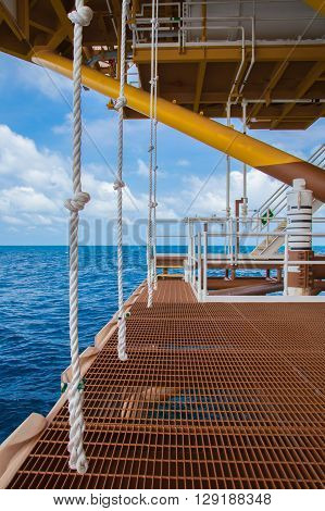 Swing rope at oil and gas remote platform for transfer worker from boat to platform or platform to boat.
