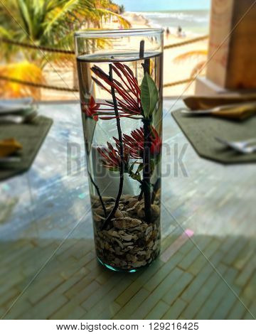 Centro de mesa decorativo ideal para lugares abiertos