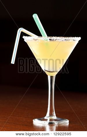   cocktail alcoólico amarelo
