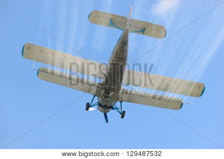 Uniform spray application from fixed-wing aircraft on field