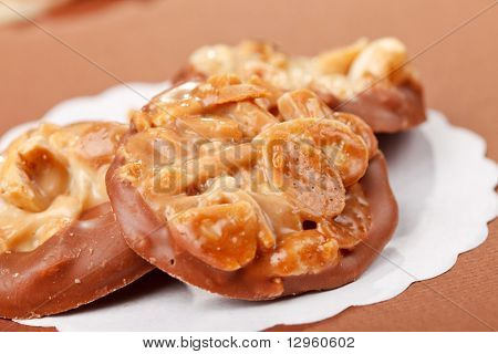 badem ile çikolata tatlılar