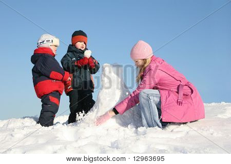 mor med børn spille på sneen