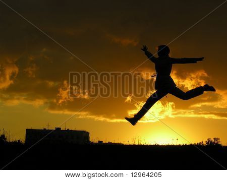 Springen Mädchen Sonnenuntergang