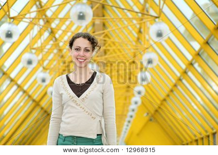 giovane donna sul ponte pedonale