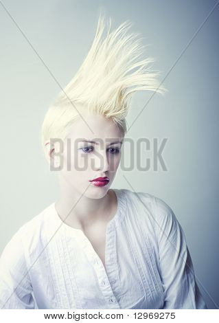 Pige i hvid Chemise