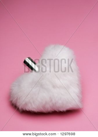 Bianco a forma di cuore e pelliccia coperta Parfum bottiglia su uno sfondo rosa, molto glamour