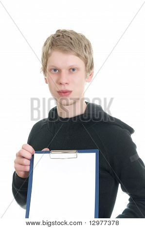 een jonge man houdt een Klembord