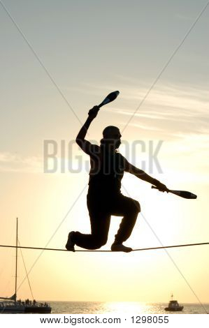 Jongleur auf einem Hochseil