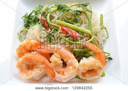 shrimp Rapporteur fried noodles Spicy Chinese food.