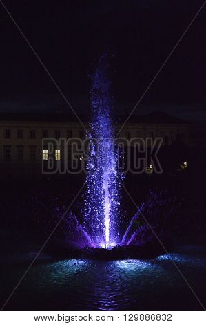 Fuente nocturna iluminada en un jardin de ciudad