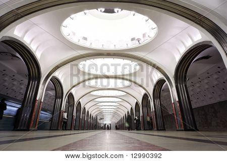Moskva - 2 februari: nationella arkitekturen monument - metro station 