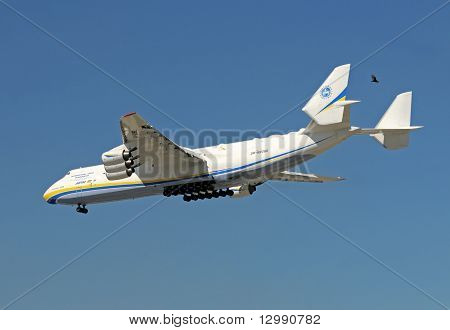 Obří letadlo An-225 přistání na letišti Miami International