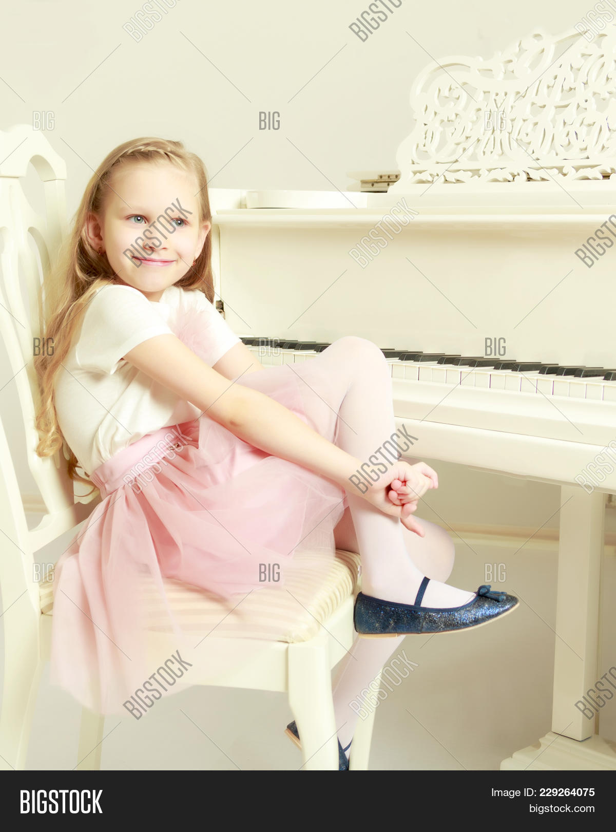 Caucasian Little Girl Image & Photo (Free Trial) Bigstock