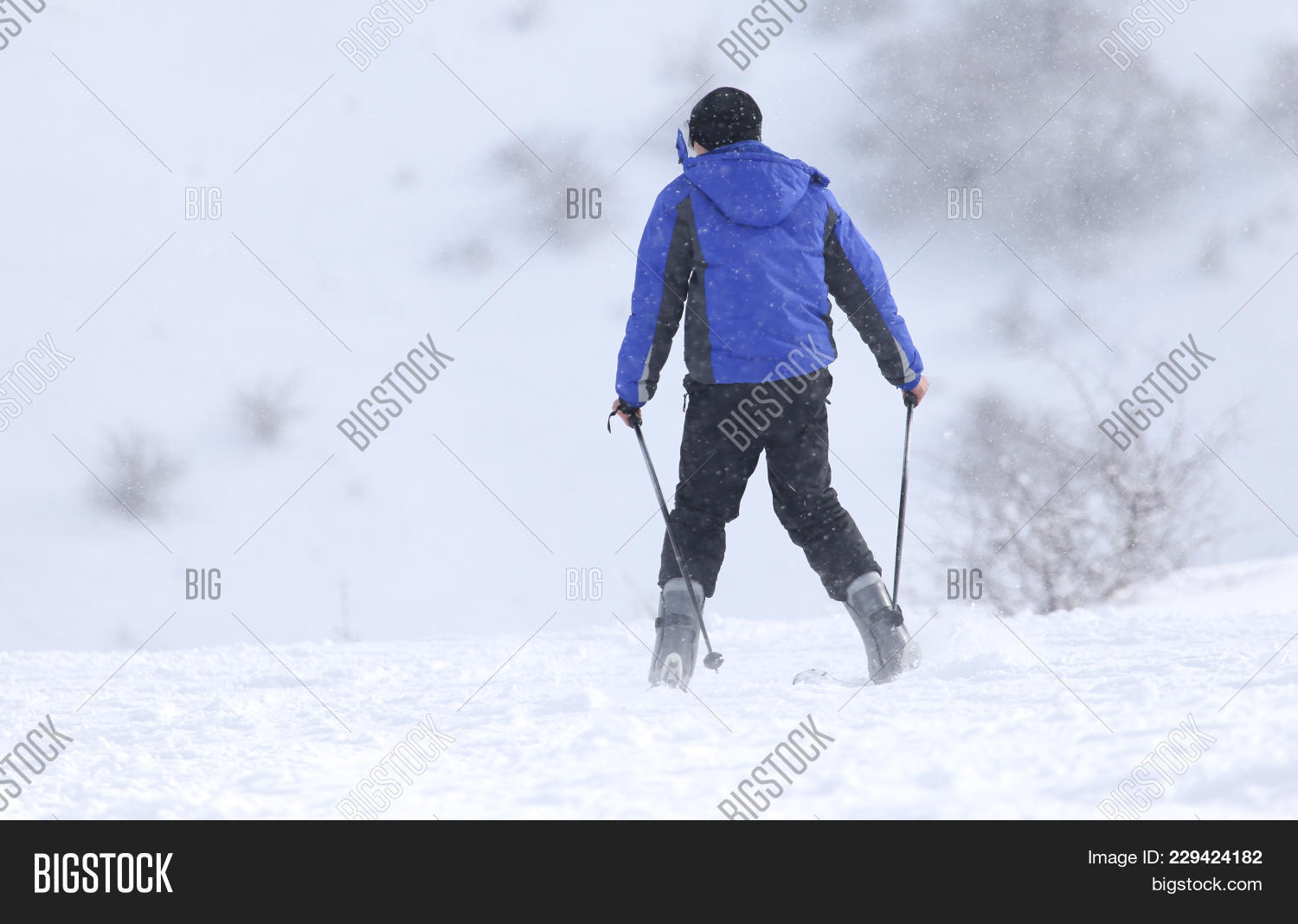 snow people skiing winter powerpoint template snow people skiing winter powerpoint background