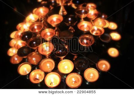 Kerzen In einem buddhistischen Tempel In Darjeeling