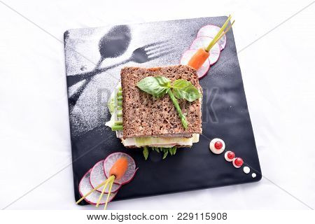 Asparagus Sandwich With Vegetables