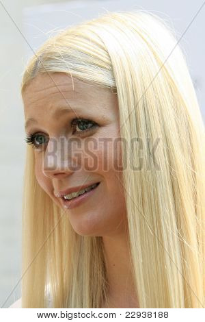 BEVERLY HILLS - SEP 20: Gwyneth Paltrow at a luncheon to honor the release of Pleasures by Gwyneth Paltrow, held at the Graystone Estate in Beverly Hills, California on September 20, 2006