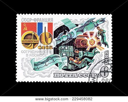 Soviet Union - Circa 1982 : Cancelled Postage Stamp Printed By Soviet Union, That Shows The Crew Of 