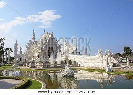 Templo de arte tailandés blanco