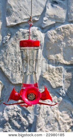 Vanha Hummingbird syöttölaite, jonka kivimuuri