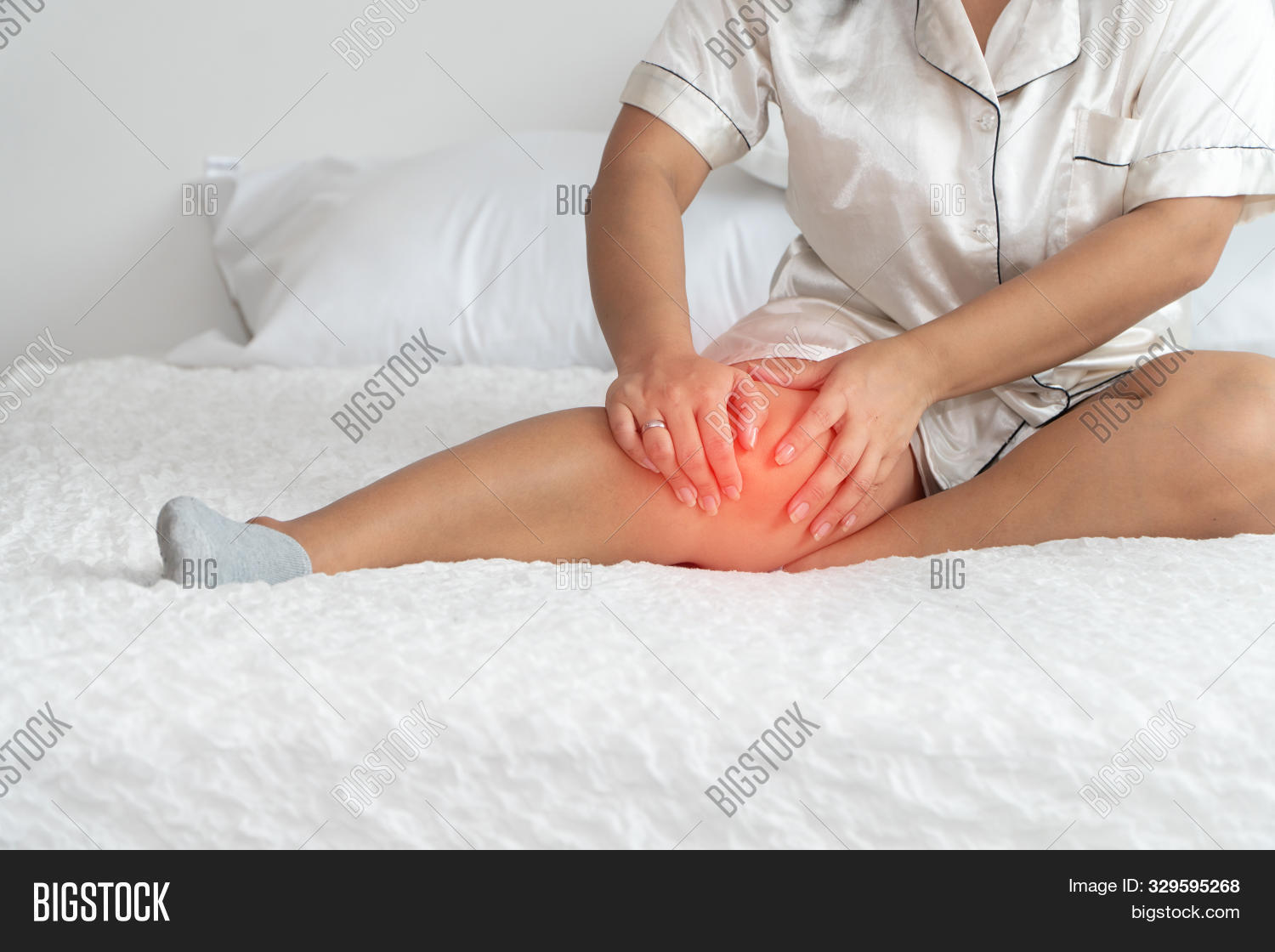 Человек держится за спину. Человек с болью в спине. For your pains. Болит спина. Болит спина.