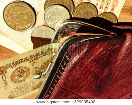Old Leather Wallet With Soviet Paper Bills And Metal Coins. Closeup. Retro. Banknotes Of The Ussr - 