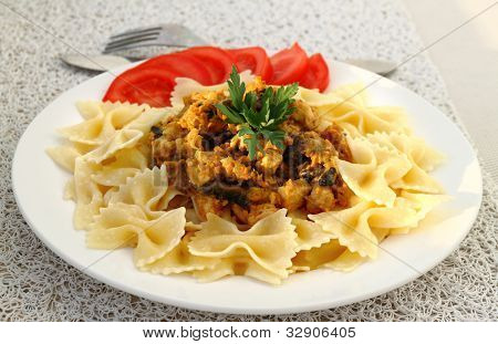 Farfalle tavuk fileto ve mantar yahni ile