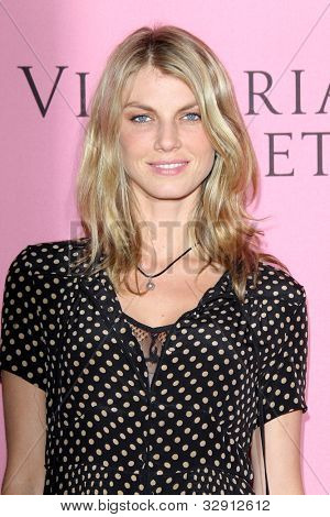 LOS ANGELES - május 10-én: Angela Lindvall megérkezik a Victoria's Secret mi Is Sexy? Mr. C-on fél