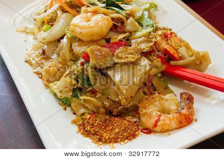 Thai Pad Kee Mao ris Noodle med rejer parabol