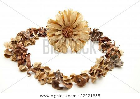 Flor de madeira com potpourri