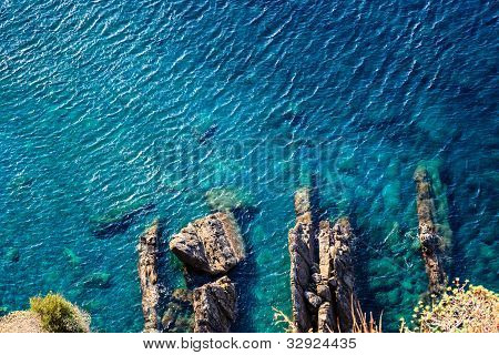 청록색 바다 표면 및 Cinque Terre, 이탈리아에서 코르 닐 리아 근처 바위