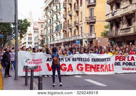 Barcelona, Spain - October 18, 2019: A Crowd Of People Walking At Via Laietana During Protests In Ca