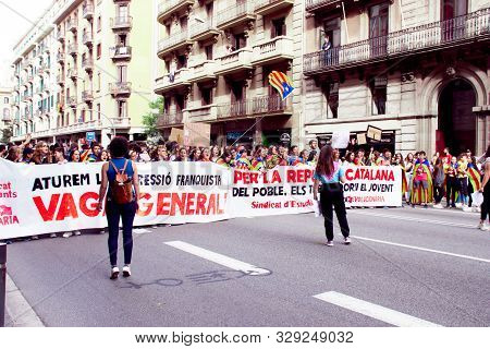 Barcelona, Spain - October 18, 2019: A Crowd Of People Walking At Via Laietana During Protests In Ca