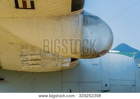 Searchlight On Grumman S-2 Tracker