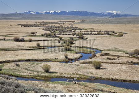 Meandry rzeki Illinois przez Arapaho National Wildlife Refuge, North Park w pobliżu Walden, Colorado, 
