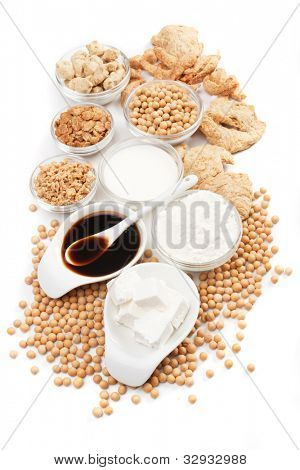 Queso de soja, soja y otros productos de soya, aislados sobre fondo blanco