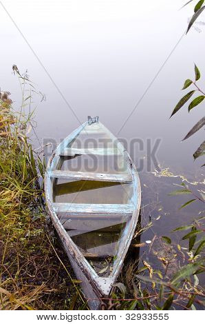 versunkene Holzboot mit Wasser stehen am Fluss Ufer