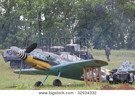 KIOVA, Ukraina-huhtikuu: Red Star historia club. Saksan armeijan lentokone Bf-109 (replikan) aikana hist