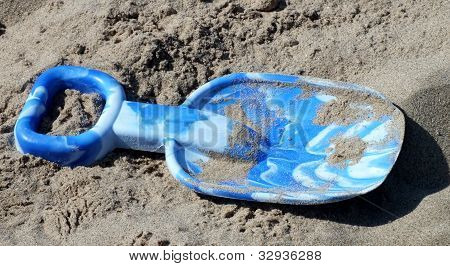Bêche de mer en plastique bleu