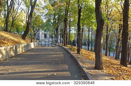 Alley In Khreshchaty Park In Kiev In Autumn On A Sunny Day
