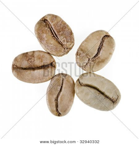 grøn uristet kaffe bønner isoleret