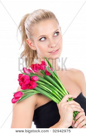 Bella donna con Bouquet di fiori di tulipani rossi