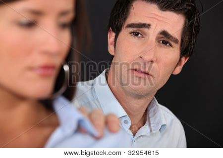 man trying to reconcile with girlfriend