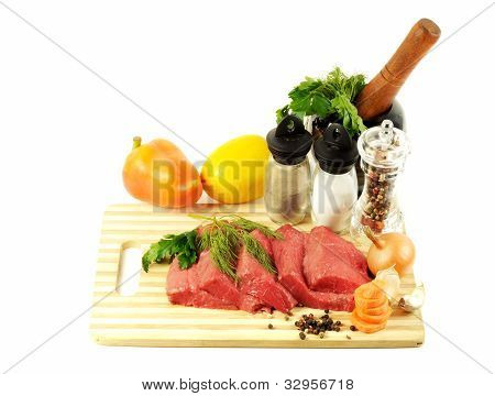 Rohes Fleisch und Gewürzen