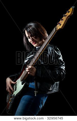 Frau spielte bass