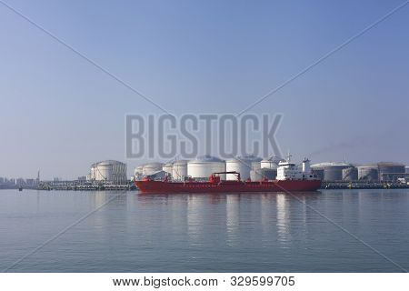 Industrial Area In The Port Of Rotterdam In The Netherlands. Port Of Rotterdam Zuid Holland/netherla